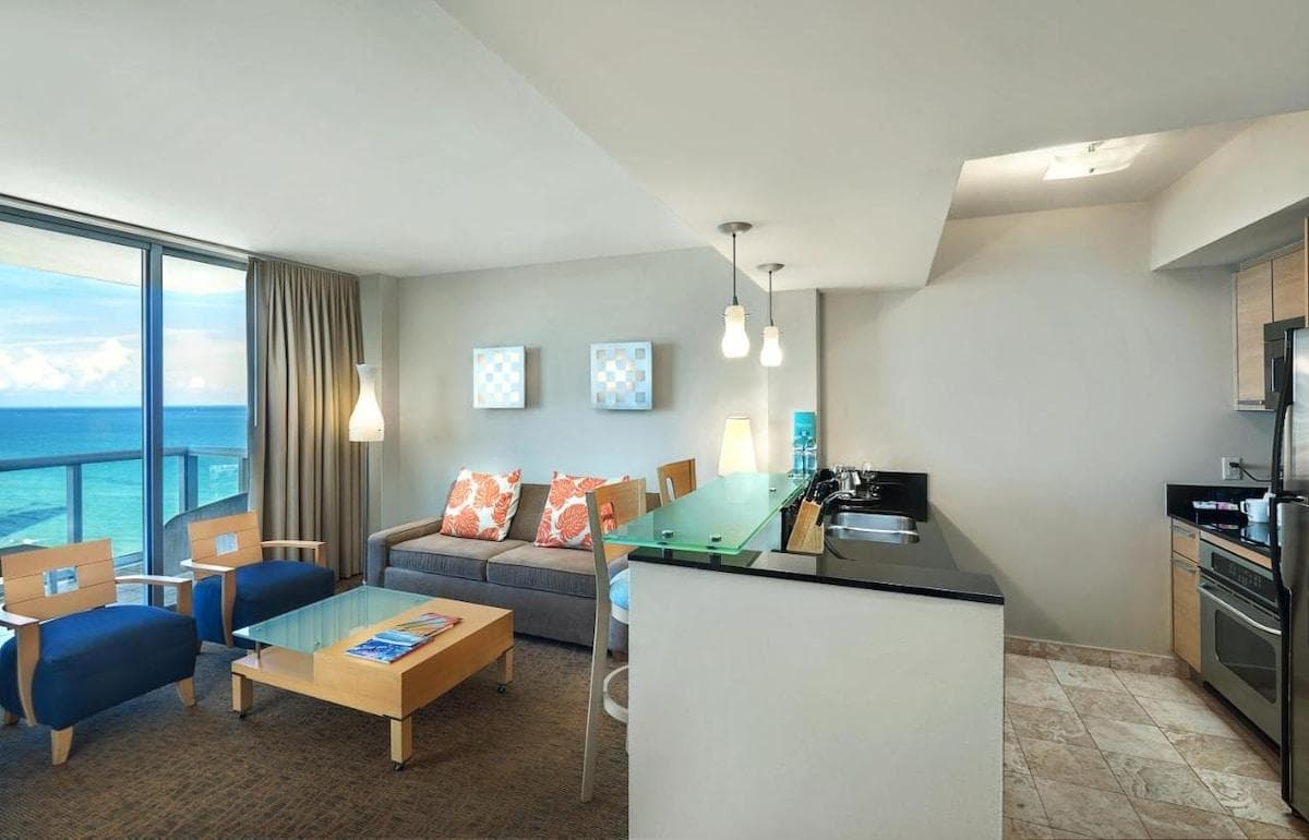 Living room/ Kitchen